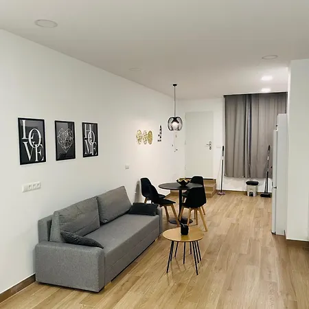 Apartment Living Station 8 *
